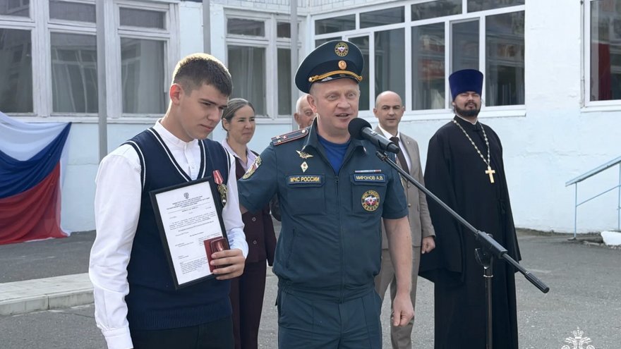 Саратовского школьника наградили медалью МЧС за спасение людей на пожаре