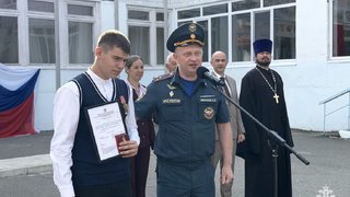 Саратовского школьника наградили медалью МЧС за спасение людей на пожаре