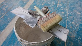 Власти третий месяц ищут подрядчика, который отремонтирует поврежденную БПЛА пятиэтажку в Саратове