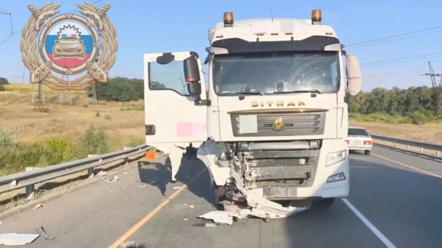 Под Саратовом водитель легковушки погиб в столкновении с фурой