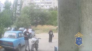 В Энгельсе 20-летний уголовник обокрал припаркованный мотоцикл