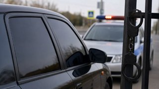 В Балакове водителя отправили под арест на 5 суток за тонировку