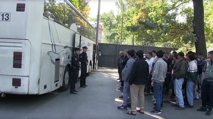 В Саратове обнаружили автобус с десятками нелегальных мигрантов из Узбекистана