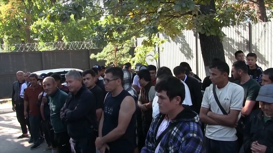 В Саратове обнаружили автобус с десятками нелегальных мигрантов из Узбекистана