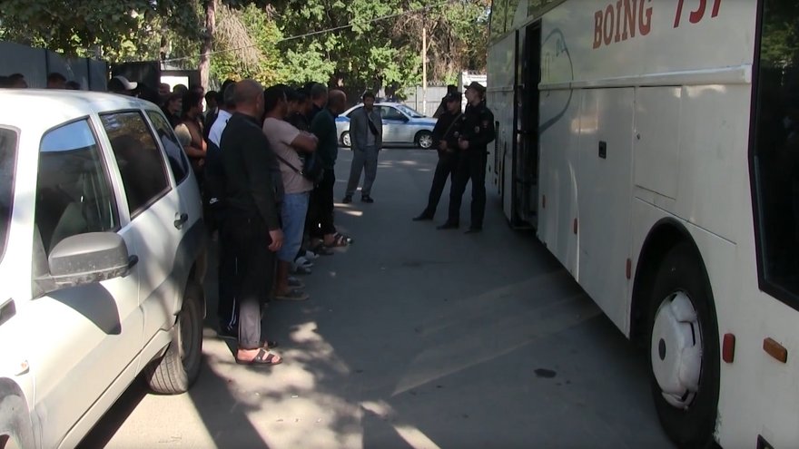В Саратове обнаружили автобус с десятками нелегальных мигрантов из Узбекистана