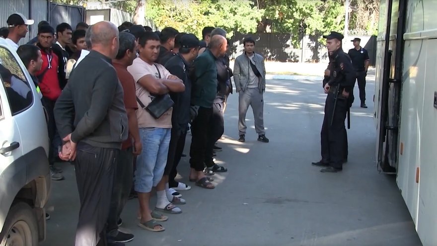 В Саратове обнаружили автобус с десятками нелегальных мигрантов из Узбекистана