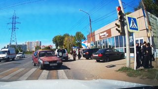 В Энгельсе дежурка проехала по встречной полосе на красный свет