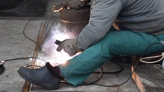 В Саратове пенсионер решил заняться сваркой и обгорел
