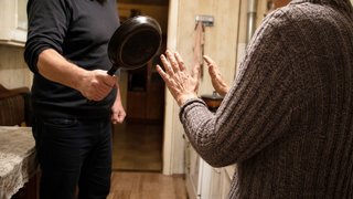 Угрозы сковородкой довели сельчанина до очередного уголовного дела