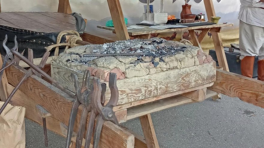 На саратовском фестивале Укек рассказывают о средневековых пытках и дерутся на мечах
