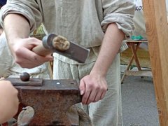 На саратовском фестивале Укек рассказывают о средневековых пытках и дерутся на мечах