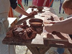 На саратовском фестивале Укек рассказывают о средневековых пытках и дерутся на мечах