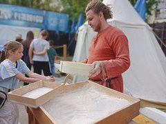 На саратовском фестивале Укек рассказывают о средневековых пытках и дерутся на мечах