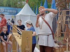 На саратовском фестивале Укек рассказывают о средневековых пытках и дерутся на мечах