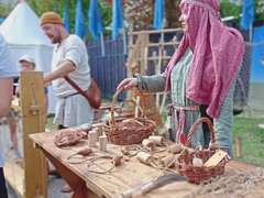 На саратовском фестивале Укек рассказывают о средневековых пытках и дерутся на мечах
