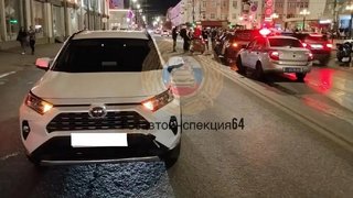 В центре Саратова кроссовер наехал на упавшую с мотоцикла девочку