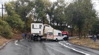 В Саратове водитель пострадал в столкновении легковушки с грузовиком