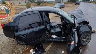 Под Саратовом водитель и 17-летняя пассажирка Лады пострадали в жестком ДТП
