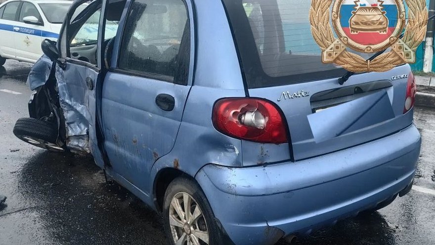 В ДТП под Саратовом у иномарок отлетело по одному колесу