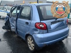 В ДТП под Саратовом у иномарок отлетело по одному колесу