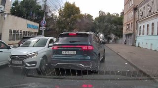 В центре Саратова автохам на встречке сигналил и требовал освободить путь