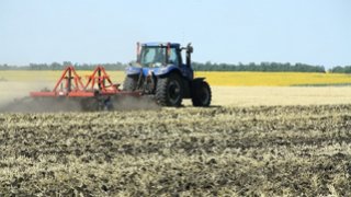 Незаконно уволенному агроному вернули работу и выплатили миллион