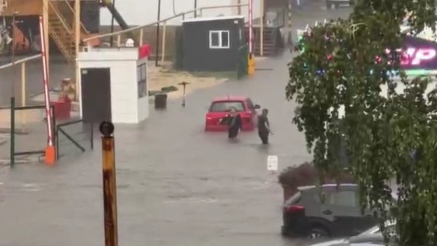 В Саратове из-за сильного дождя затопило район Набережной