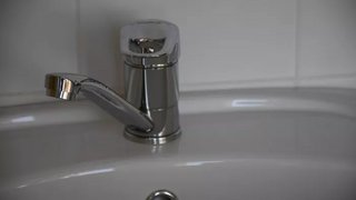 Житель Солнечного-2 пожаловался на перебои с подачей воды по вечерам