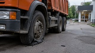 Владелец магазина в Саратове из мести порезал колеса чужого КамАЗа