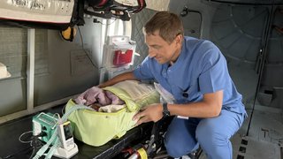Недоношенный младенец преодолел 130 километров на вертолете