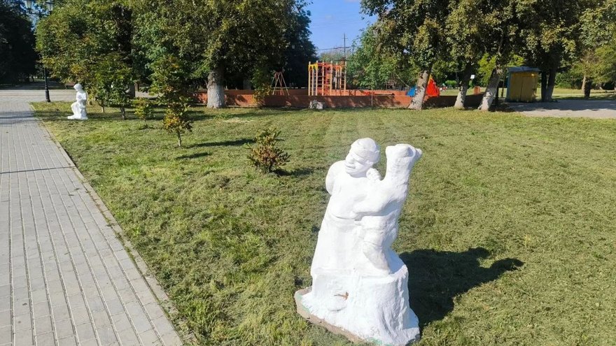 В Петровске отреставрировали скульптуры советского времени
