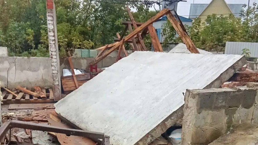 Под Саратовом мужчину насмерть придавило бетонной плитой