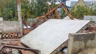 Под Саратовом мужчину насмерть придавило бетонной плитой