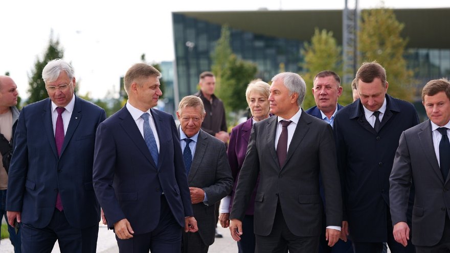 Глава РЖД Белозеров и председатель Госдумы Володин осмотрели новый мост у аэропорта Гагарин