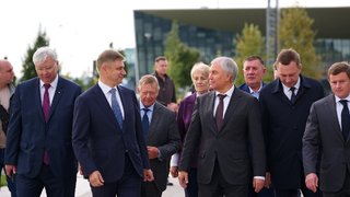 Глава РЖД Белозеров осмотрел новый мост у аэропорта Гагарин