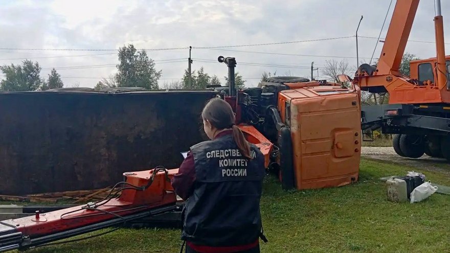 Под Саратовом на рабочего рухнул грузовик со столбом