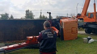 Под Саратовом на рабочего рухнул грузовик со столбом
