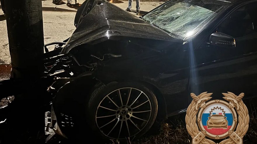 В Саратове водитель разбил Mercedes об опору труб