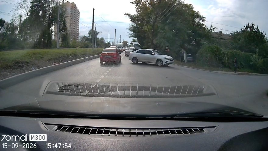 В Саратове Volkswagen пробил забор у частного дома
