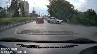 В Саратове Volkswagen пробил забор у частного дома