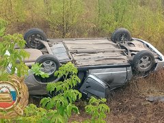 В Саратовской области женщина и девушка перевернулись на легковушках