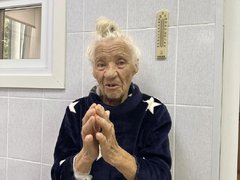 В Саратове ищут родственников дезориентированной пенсионерки