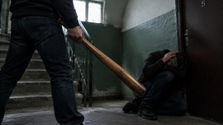 В Энгельсе мужчина ограбил и избил битой знакомого в попытке проучить и вразумить