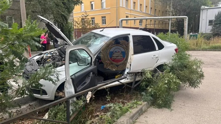 В Саратове Лада снесла металлическую ограду: пострадали двое