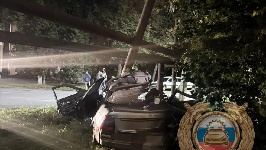 В Балашове 19-летний водитель влетел на Приоре в опору теплотрассы и погиб