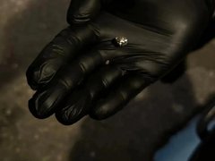 В Саратове 18-летняя курьер спрятала наркотики в цветнике и попалась полиции