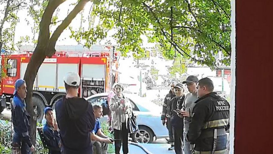 В Саратове загорелся замурованный подвал многоэтажки: пришлось тушить через дыру в стене
