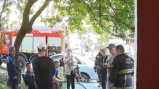 В Саратове загорелся замурованный подвал многоэтажки: пришлось тушить через дыру в стене
