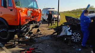 Мужчина застрял в разбитой легковушке после столкновения с КамАЗом