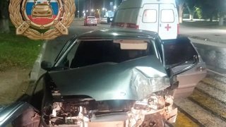 В Балакове легковушка влетела в дерево у парка Бульвар Роз: есть пострадавший